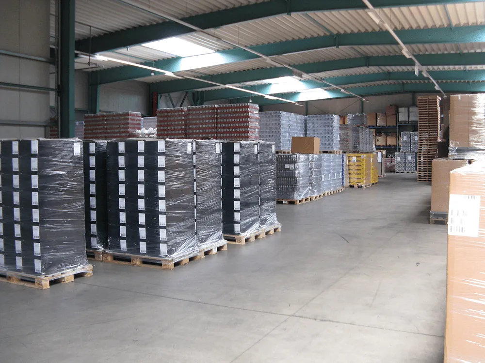 Gepalletiseerde, verzendklare waar in het magazijn – klaar voor retail en logistiek